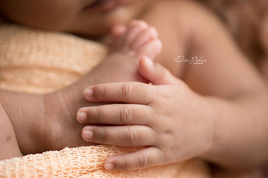 Newborn tiny feet 